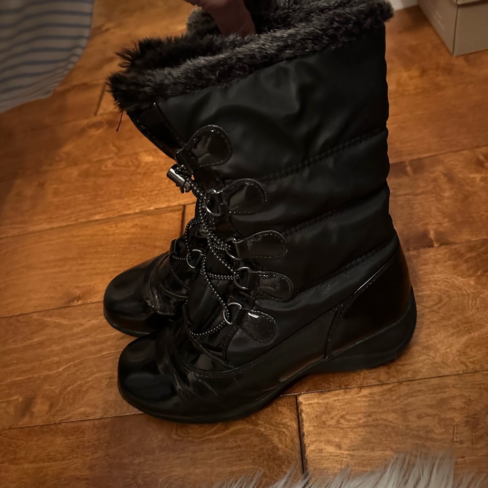 Black size 8 snow boots